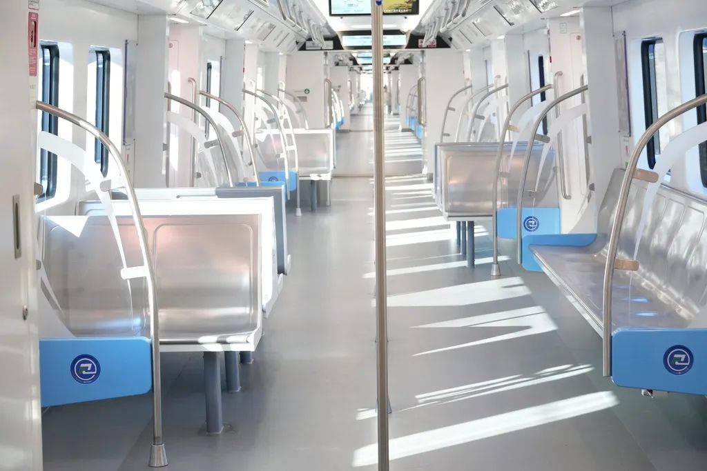 城軌快線(xiàn)15號(hào)線(xiàn)列車(chē)最大載客量2428人。重慶交通開(kāi)投鐵路集團(tuán)供圖